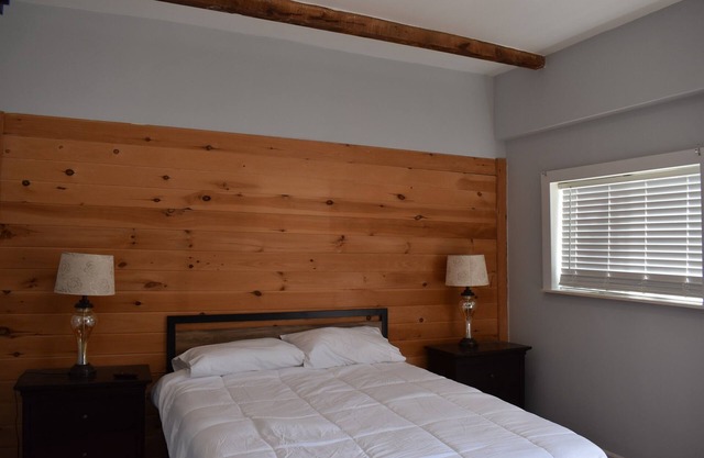 Tannersville Village on SawMill Creek Room #7 - 1 Queen