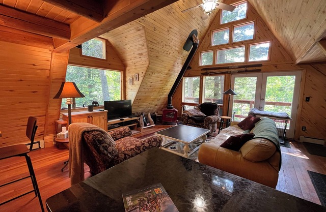 Taos House Ski Cabin - Perfect A-Frame Cabin in the Woods