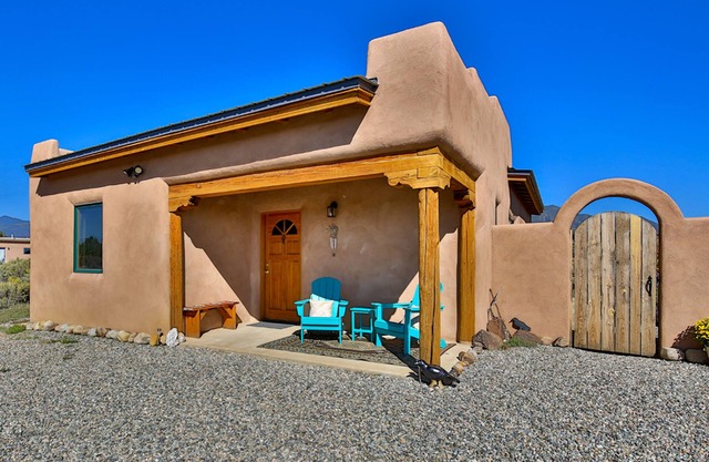 Taos Raven House, gorgeous mountain views between Taos Ski Valley and Taos Plaza
