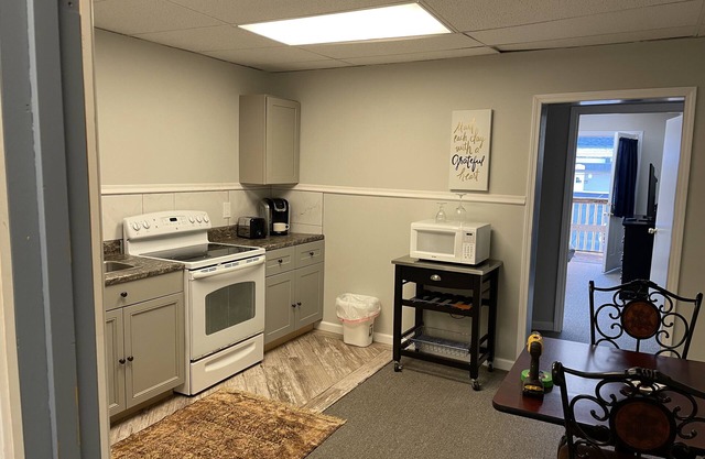Tappan Loft Central Village, 2nd level with front & rear entrance, full kitchen