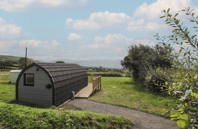 TARRENHENDRE POD, romantic, character holiday cottage in Tywyn