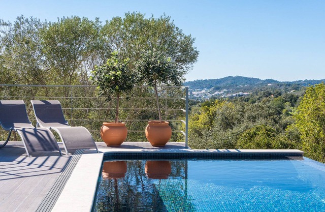 Geschmackvolle Klasse-Villa mit beheiztem Pool und wunderschöner Aussicht