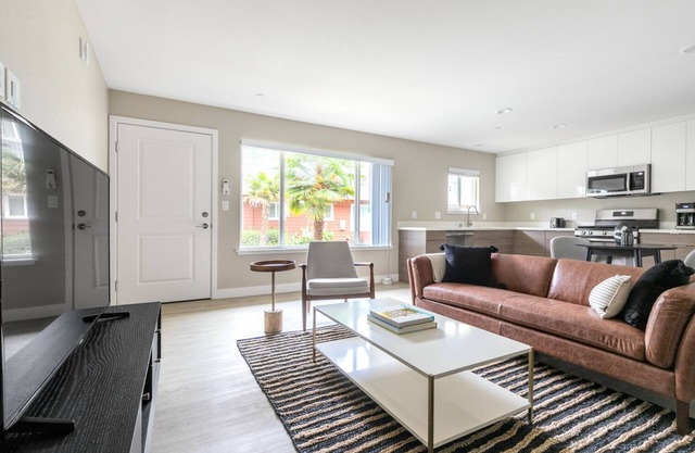 Tasteful Campbell 1BR w/ Pool, Parking, walk to Groceries, by Blueground