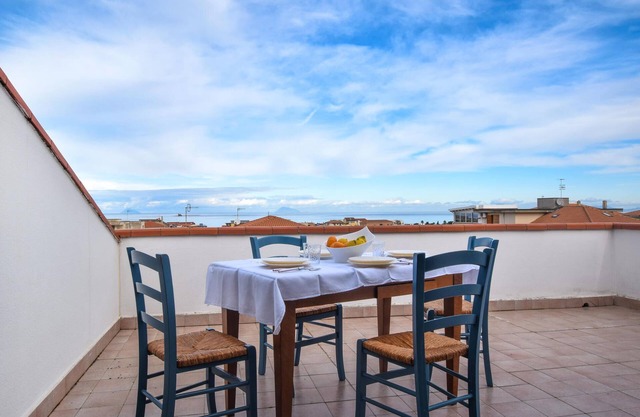 Tasteful top floor apartment with great roof terrace with beautiful sea view.