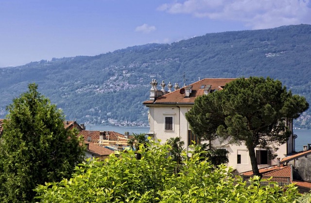 Geschmackvoll möbllierte 2½-Zimmer-Wohnung mit großem Garten und 2 Balkonen