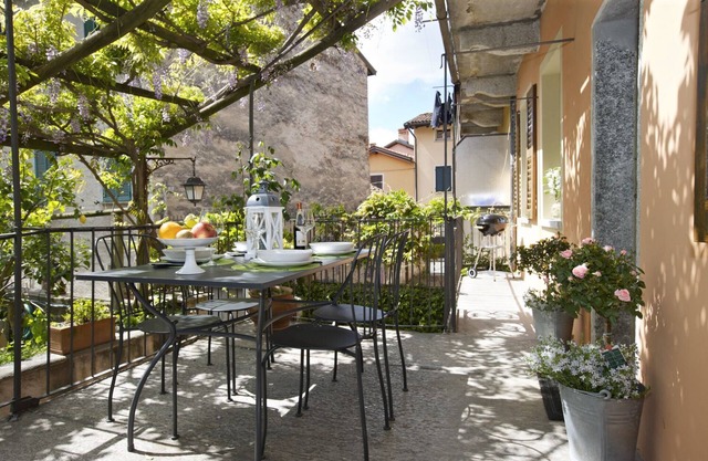 Geschmackvoll möbllierte 3-Zimmer-Wohnung mit Terrasse und Balkon