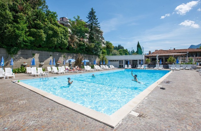 Geschmackvoll möblierte 3½-Zimmer-Maisonette-Wohnung mit Balkon und Dachterrasse in einer Residenz mit Pool
