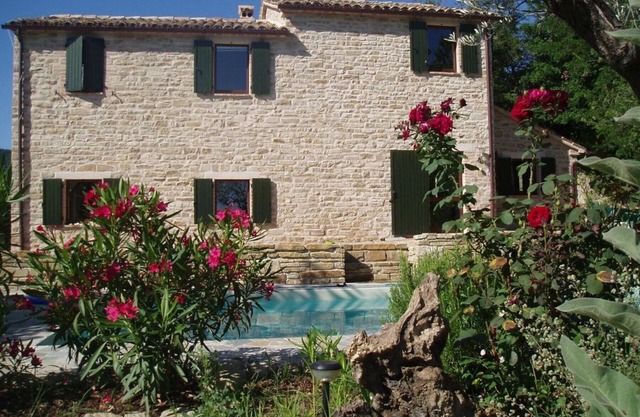 Geschmackvoll renoviert Steinhaus mit Pool in ruhiger Hügellage mit 2 Wohnungen