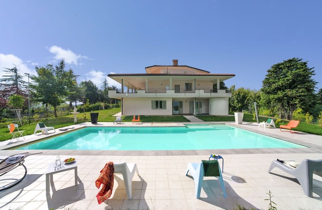 Luxuswohnung in Tavullia mit Swimmingpool