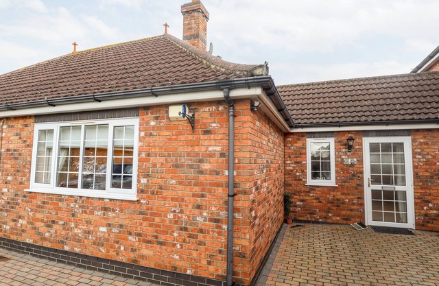 TAWNY OWL COTTAGE, pet friendly, with hot tub in North Somercotes