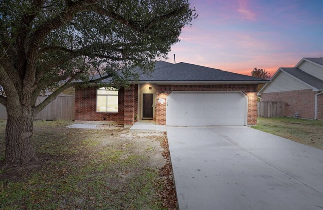 Taylor Rodeo, Jacuzzi, Spacious Yard, Games, 5.6 miles 9 minutes drive time to Samsung Austin Semiconductor