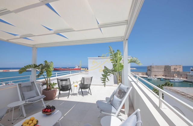 TD Palazzo Maris Il Gozzo Townhouse with Sea View