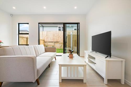 Te Atatu Cozy Brand New House 4