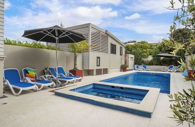 Te Mahana Cottage - pool & private spa, beachfront