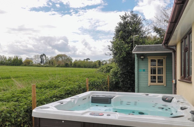 TE PAPA, family friendly, with hot tub in North Petherton