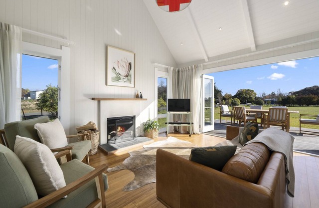 Te Whare Hipi - Martinborough Holiday Home