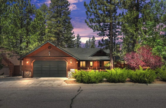Teakwood Cozy Wood Cabin with Fireplace