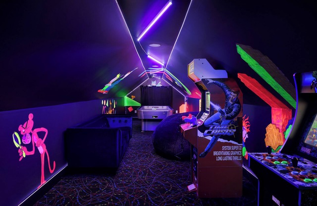 Teal Tavern! 5BR! 2 Game Rooms! Near Lynn Family Stadium & Mellwood Art Center!