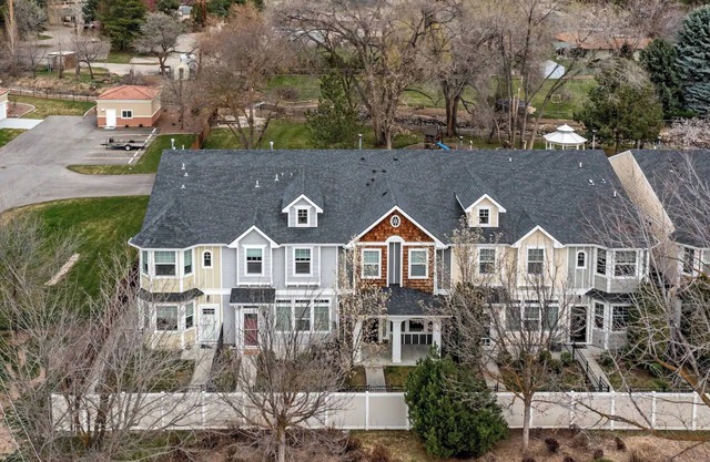 Ted Mason 5 Mi. Luxury Townhouse: Private, Quiet, Convenient w/ Fireplace & Park