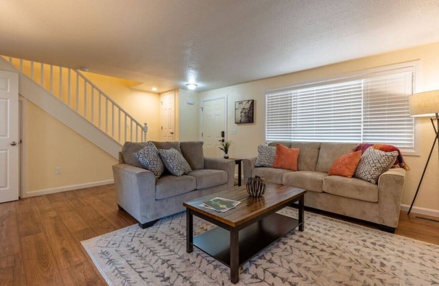 Teddy's Townhome 3bd 1.5bath Freshly Renovated!