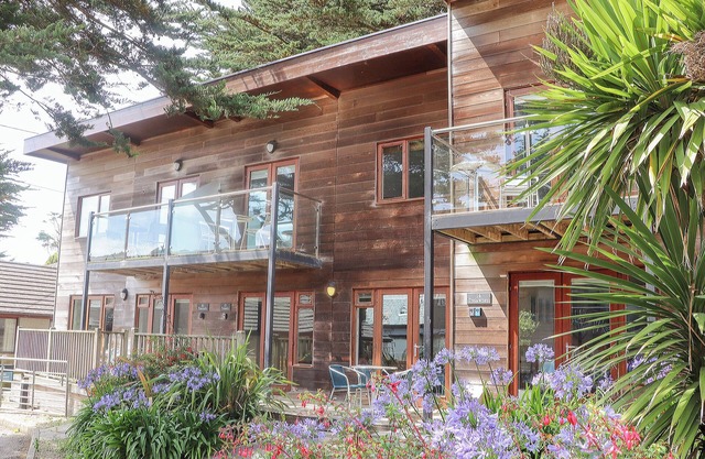 TEHIDY, pet friendly, country holiday cottage in Porthtowan