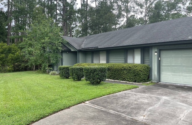 Business person temp studio apt on lake + garage parking with WiFi in Mandarin