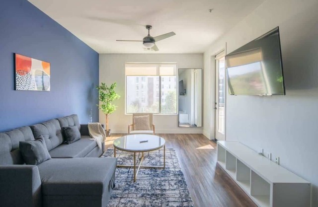Chic 1BD with Pool Gym Parking WD can Sleeps 4