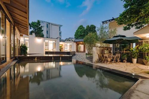 Tengchong Nan Su Gu Li Hot Spring EnjoyLife Family Resort (Tengyue Culture Plaza Branch)