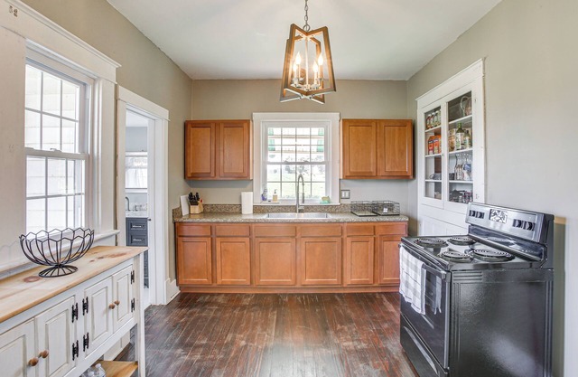 Tennessee Family Farmhouse on 2 Acres!
