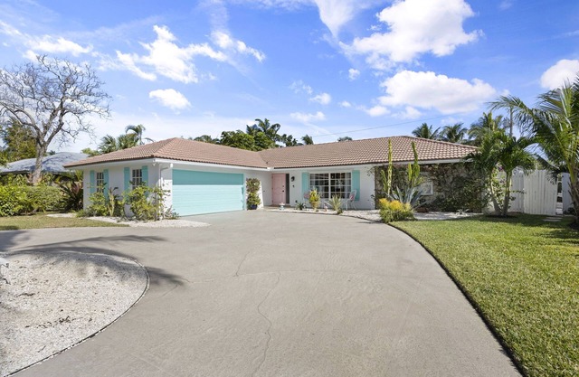 Tequesta/Jupiter Pool Home close to Beaches and Dining. 2 miles to the beach.