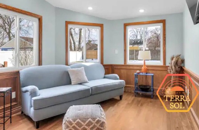 Terra Sol ☀️ Bright Home Conveniently Located!