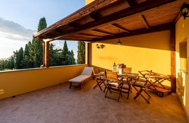 Terrace on the Sunset of Silence. Apartment in the center of Lajatico