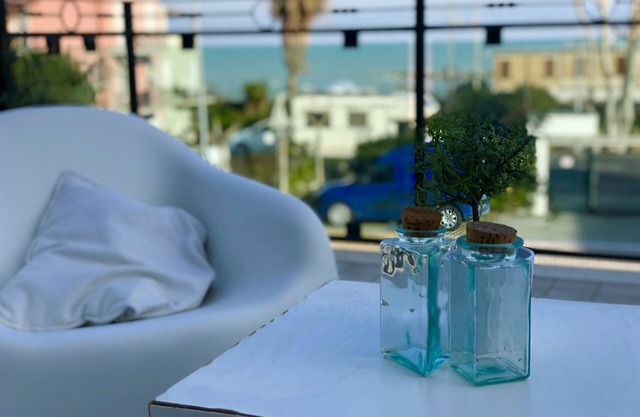 Terrasse mit Blick auf das Meer und die Hügel der Marken