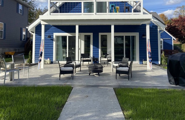 Terrace Retreat on the Canal with Boat Dock for up to 6 people