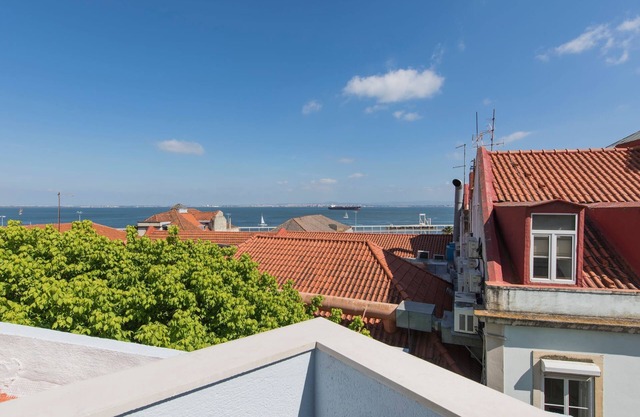 Terrasse und Flussblick in Alfama