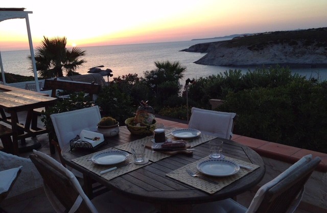 Erstaunlicher Sonnenuntergang von der Terrasse in Sant'Antioco, Sardinien