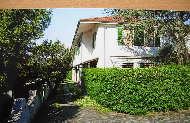 Terrassenförmig angelegtes Ferienhaus in einer Grünfläche in der Nähe der Strände