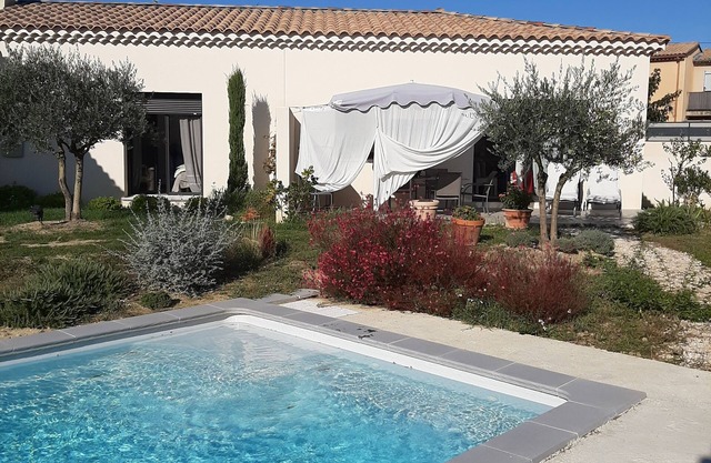 WOHNUNG 50 M² ERDGESCHOSS TERRASSE POOL ZENTRUM VAISON LA ROMAINE