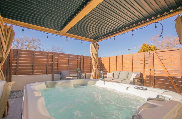 "Terracotta Suite" @ ArnoTriplex! Hot Tub+Pet Friendly!