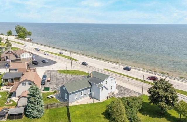 Terrific 2-bedroom apartment in Two Rivers with stunning views of Lake Michigan