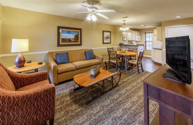 Terrific 2-bedroom resort in Lee with WiFi, fitness room, AC