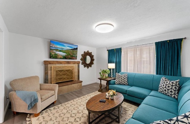 Terrific 6 Bedrooms & 3 Baths. Waffles & Pets too!