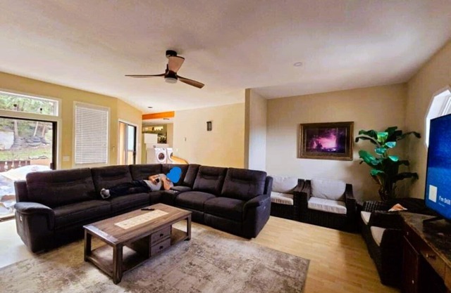 Terrific house in Vernon w! WiFi, Netflix & Prime. 5 mins. dtive to Fintry Lake.