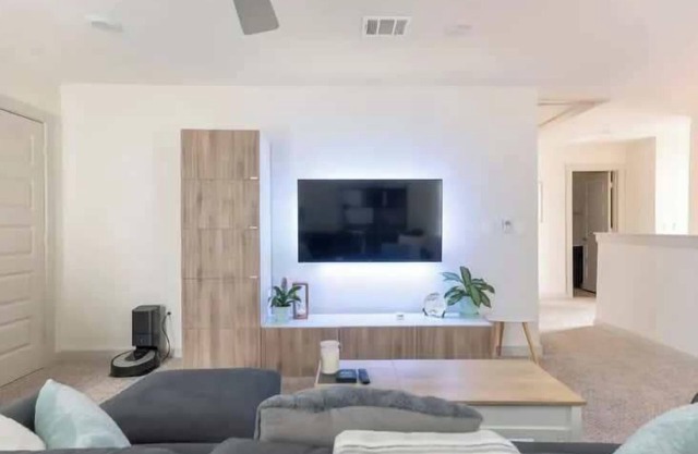 Tesla Luxe Retreat: Sleeps 10