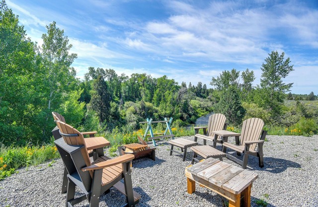 Teton Mtn Views: Peaceful Riverfront Cabin!