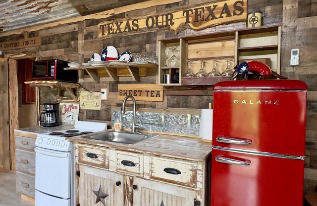 Texas Our Texas | Fun & Unique Cabin Close to Castell