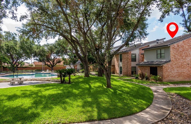 Texas-Sized Comfort w/ Pool Near DHR- Sleeps 14