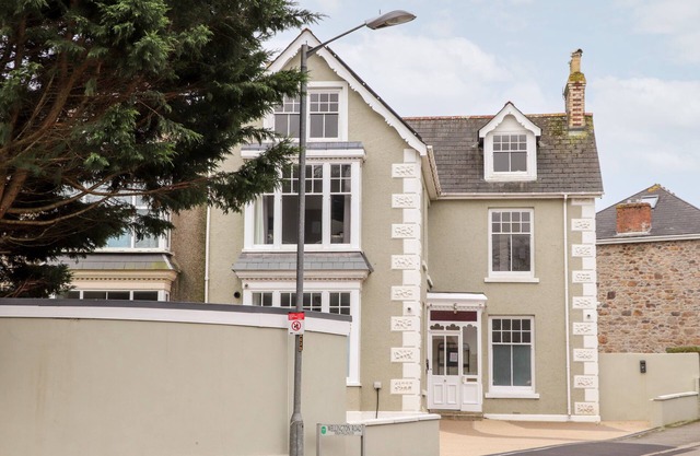 TEYLU, pet friendly in Camborne