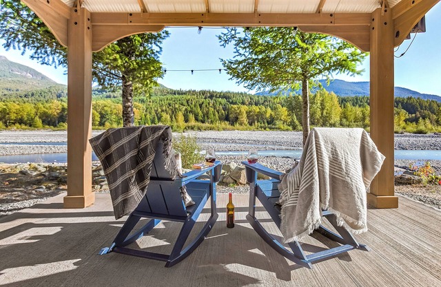 Th River House- Riverfront cabin with hot tub, fire pit and gazebo- New Owner