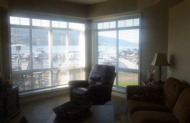 TH5 - Gorgeous Remodelled Beachfront Townhouse
